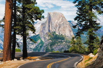 La route menant à Glacier Point dans le parc national de Yosemite, Californie, États-Unis avec le demi-dôme en arrière-plan.