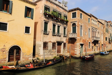 Obraz na płótnie Canvas colorful houses and canal in Venice, Italy
