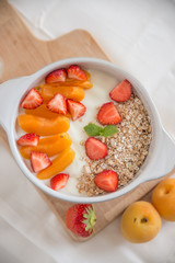 Joghurt mit Müsli und Beeren 