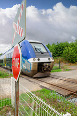 train au passage à niveau