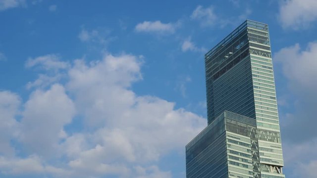 大阪ミナミ あべのハルカスと流れる雲（タイムラプス）