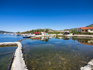 Obraz premium Hafen von Seget Vranjica, Region Split, Mitteldalmatien, Dalmatien, Adriaküste, Kroatien
