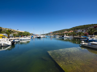 Naklejka na ściany i meble Das Fischerdorf Marina mit Bucht und Yachthafen, Mitteldalmatien, Dalmatien, Adriaküste, Kroatien