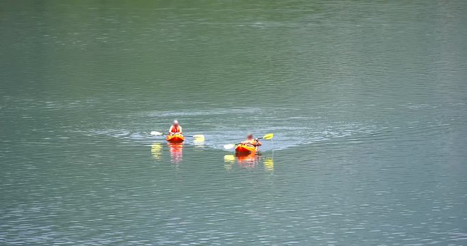 Sport canoa su lago di montagna in Italia a Belluno