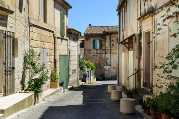 Casas en una calle de pueblo en la Provenza, Francia