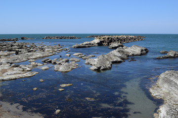 湯野浜海岸の岩場風景 ／ 山形県の湯野浜海岸は、非常にきれいな白砂と奇岩怪石の磯が続く、素晴らしい景観のリゾート地です。湯野浜は全国の名所の中から「日本の夕陽百選」にも選ばれたエリアです。日本海に沈む夕陽は大変素晴らしい景観で、日本海トップランクのリゾート地として、五感の全てを満たす多くの魅力にあふれたエリアです。