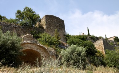 Le village de Saint-Saturnin lès-Apt en Provence dans le Vaucluse