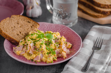 Scrambled eggs, wholegrain bread