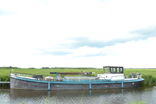 werkboot met motor in een kanaal in Friesland