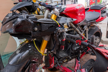 Fototapeta premium Wypadek motocykla na ulicy miasta