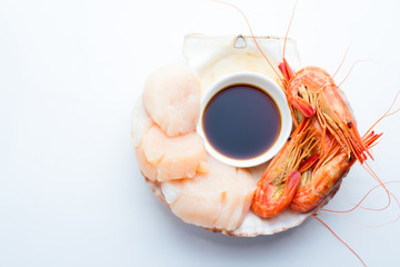 Shrimp roast and soy sauce on the scallop shell.