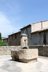 Fototapeta na wymiar le village de Saint-Saturnin-lès-Apt en provence dans le Vaucluse