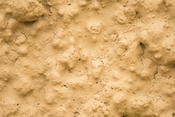 Wand, braun mit altem Mörtel