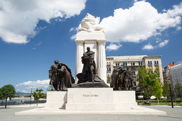 Naklejka premium The Tisza Istvan Monument near the Hungarian Parliament in Budapest