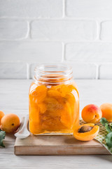 Абрикосовый джем в стеклянной банке