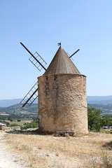 le village de Saint-Saturnin-lès-Apt en Provence dans le vaucluse