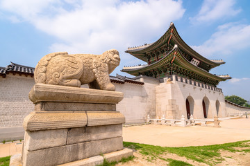 Naklejka premium Gwanghwamun Gate, Gyeongbokgung Palace in Seoul, South Korea.