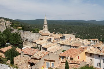 Fototapeta na wymiar le village de Saint-Saturnin-lès-Apt en Provence dans le vaucluse