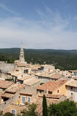 Fototapeta premium le village de Saint-Saturnin-lès-Apt en Provence dans le vaucluse