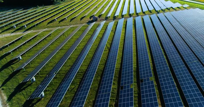 champs de panneau solaire dans une ferme solaire, france