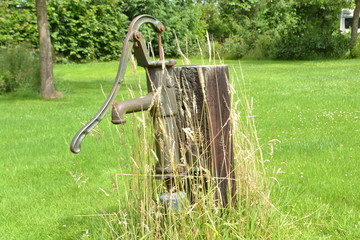 een oude waterpomp voor de watervoorziening in de stadstuin