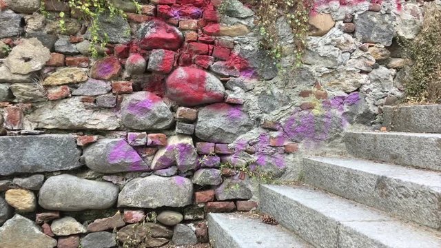 Persona cammina, sale le scale in citt&agrave; con ciottoli