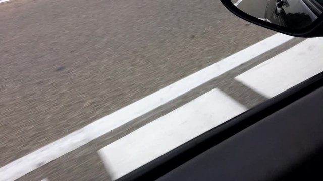 Strada auto in viaggio e specchietto