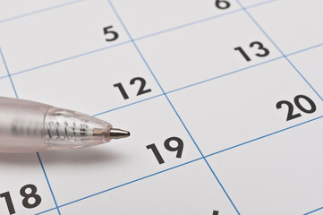 Kalender und Kugelschreiber