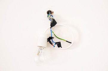 Lampadina con fili elettrici scoperti