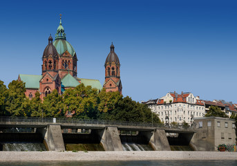 Die evangelisch-lutherische Pfarrkirche St. Lukas in München an der Isar, Lukaskirche,  