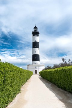 Phare de Chassiron dans l'&icirc;le d'Ol&eacute;ron ray&eacute; noir et blanc. Ciel bleu et nuageux. 