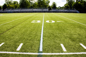 Obraz premium 50 yard line of a football field