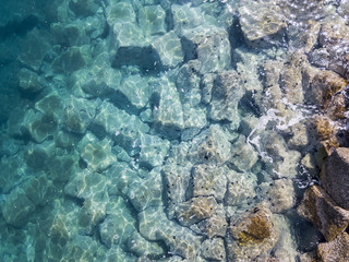 Vista aerea di scogli sul mare. Panoramica del fondo marino visto dall’alto, acqua trasparente