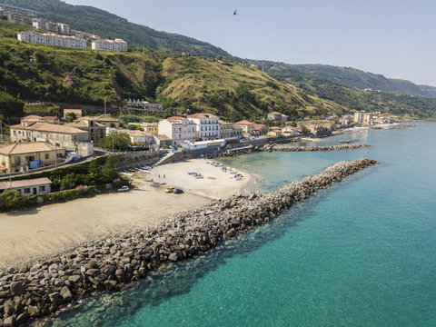 Vista aerea di un molo con rocce e scogli sul mare. Molo di Pizzo Calabro panoramica vista dall&rsquo;alto. Estate mare e turismo sulle coste calabre del sud Italia. Calabria, Italia