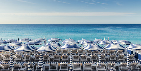 Parasols et chaises longues au bord de la mer Méditerranée © P.E Faivre