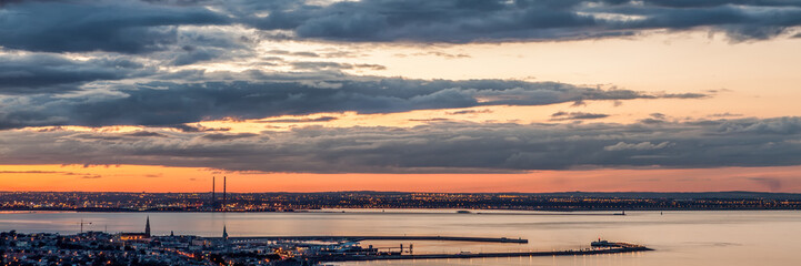 Obraz premium Port Dun Laoghiare i miasto Dublin o zachodzie słońca