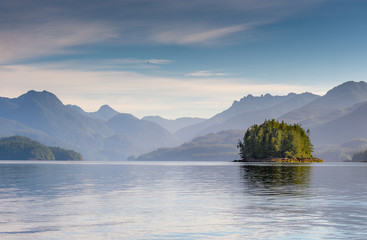 Fototapeta premium Góry woda słoneczny dzień Vancouver