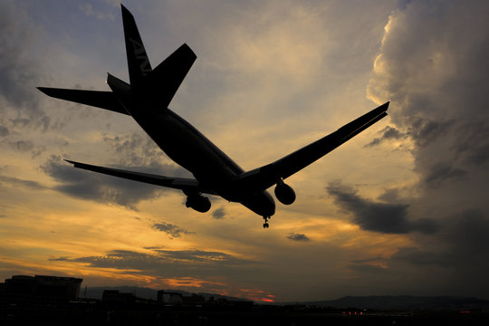 夕焼け空の飛行