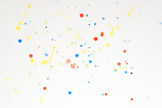 Farbige Bunte Farbspritzer und Flecken auf Wei&szlig;em Papier