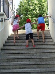 bambini che corrono su per una scalinata