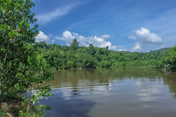 Fototapeta na wymiar ベトナム 晴れの マダグイ フォレスト リゾート 湖