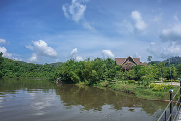 Obraz premium ベトナム 晴れの マダグイ フォレスト リゾート 湖