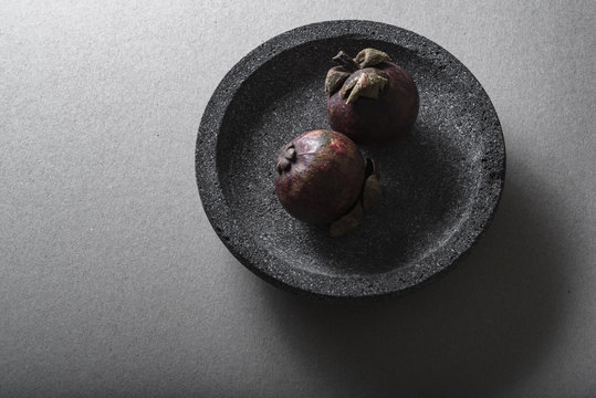 Zwei Mangostane in einer Naturschale
