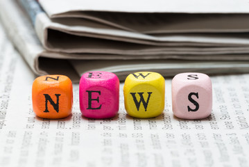 News Buchstabenwürfel auf Zeitung Makro