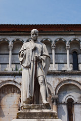 Fototapeta na wymiar Statue am Platz vor der Kirche San Michele in Foro in Lucca
