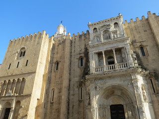 Obraz premium Portugal - Coimbra - Façade Nord de Sé Velha, ancienne cathédrale avec la porte especiosa et le clocheton