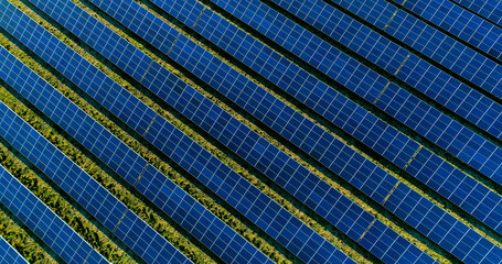 champs de panneau solaire dans une ferme solaire, france - 165098661