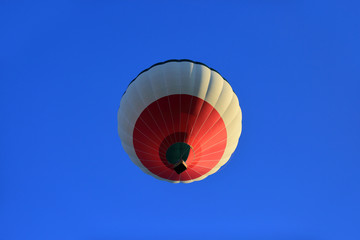 Kolorowy balon na gorące powietrze, na tle błękitnego nieba.