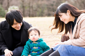 幸せな家族のピクニック（3人家族）