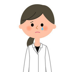 白衣の女性　泣く
